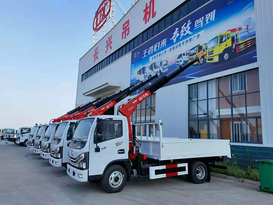 上海易家搬用公司訂購10臺藍(lán)牌隨車吊